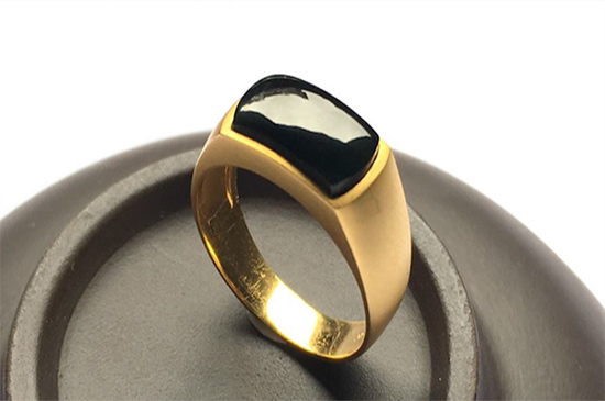 男生无名指戴戒指是什么意思