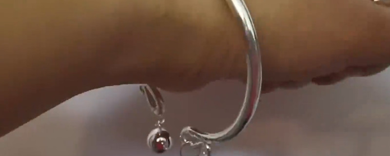 银手镯带手上手变黑怎么回事