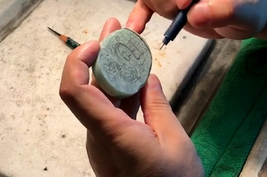 翡翠原石怎么去皮