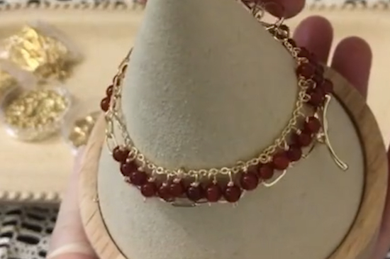 红玛瑙手链戴哪只手