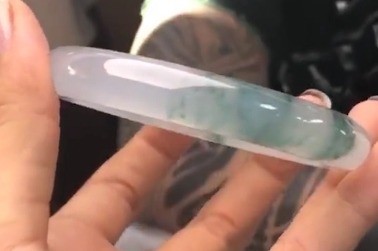 如何鉴别酸洗过的翡翠