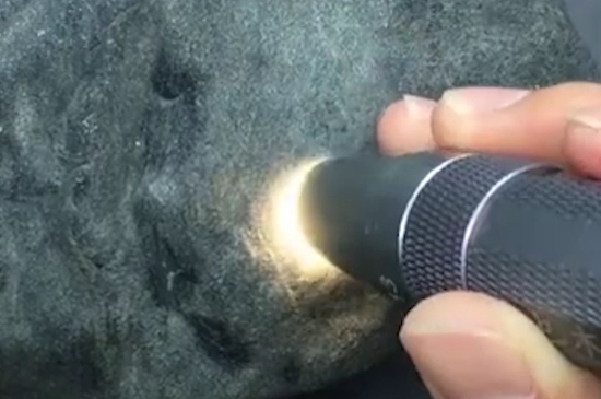 如何鉴别酸洗过的翡翠