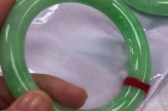 翡翠镯子和玉镯子区别