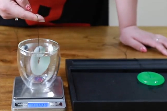 怎样鉴别翡翠的真假一杯水