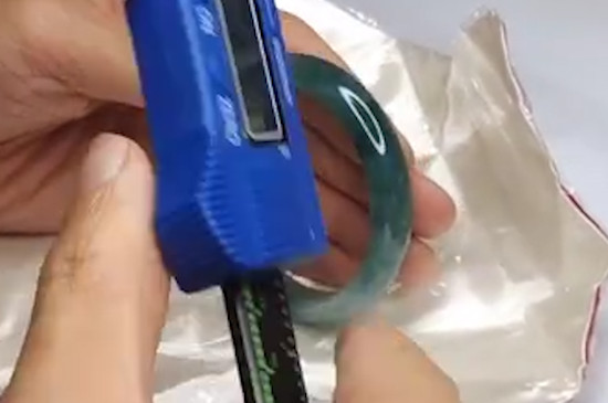 翡翠手镯怎么养才能透