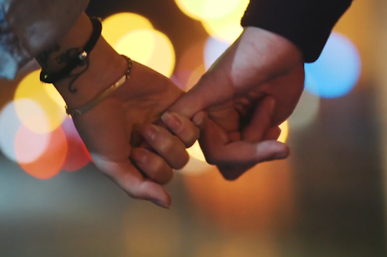 女生右手无名指戴戒指是什么意思