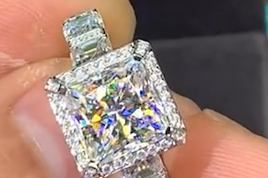 男生右手小拇指戴戒指什么意思