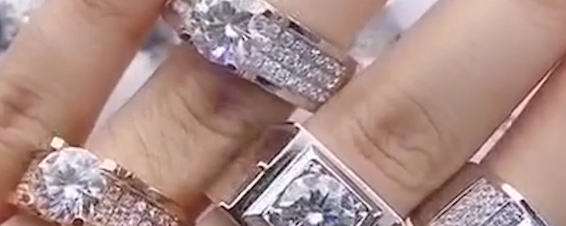 已婚男士戒指一般是戴在哪个手的哪个手指上的呀