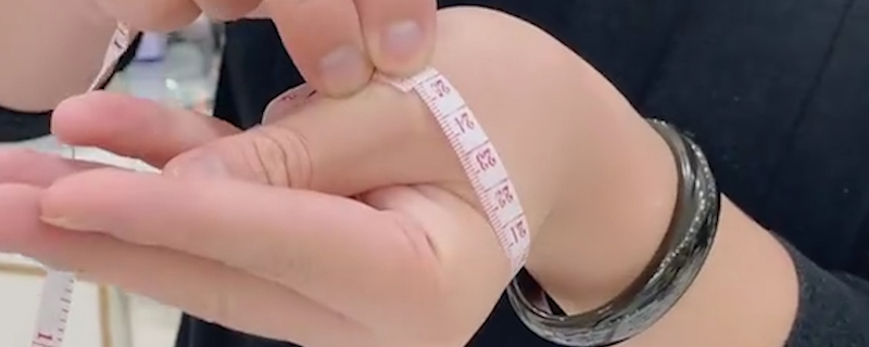 翡翠玉镯怎么选圈口