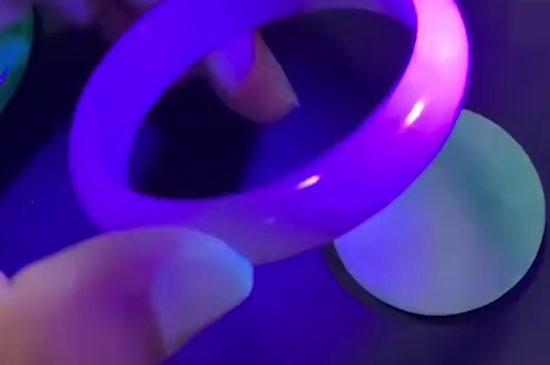 怎样用紫光灯鉴别翡翠