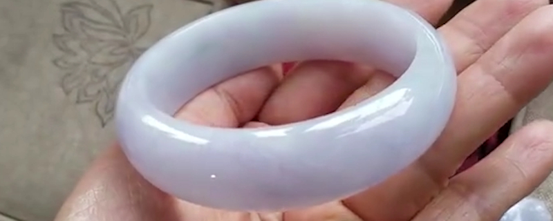 翡翠怎么鉴定有没有打荧光粉