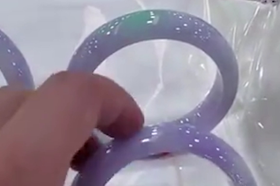 翡翠怎么鉴定有没有打荧光粉