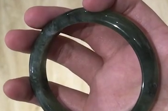 翡翠怎么鉴定有没有打荧光粉