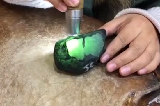 翡翠蓝光灯怎么看真假?