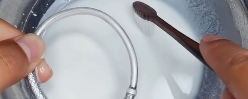 银手镯发黄怎么清洗干净