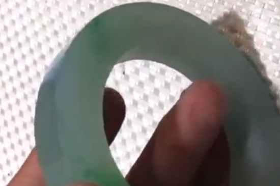 翡翠镯子能越戴越润吗