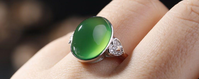 注色翡翠的鉴别方法紫光灯