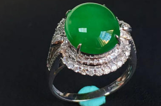 注色翡翠的鉴别方法紫光灯