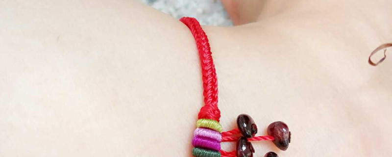 红绳绑在右脚有什么含义