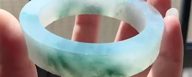 翡翠手镯对女人的好处