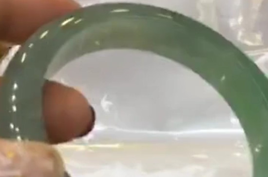 翡翠手镯对女人的好处