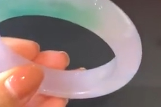 翡翠手镯对女人的好处