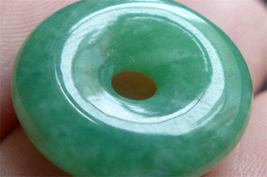 玉髓能划动玻璃吗，真假翡翠的区别