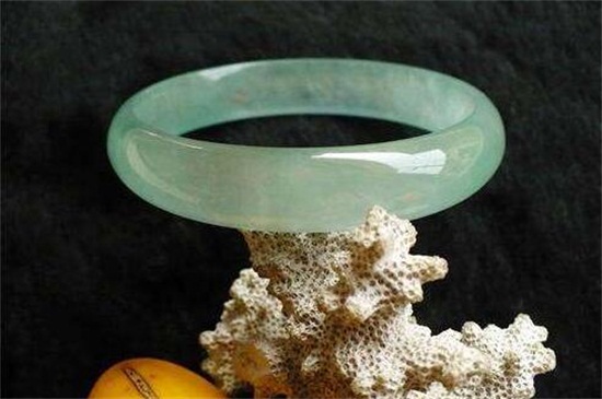 玉髓能划动玻璃吗，真假翡翠的区别