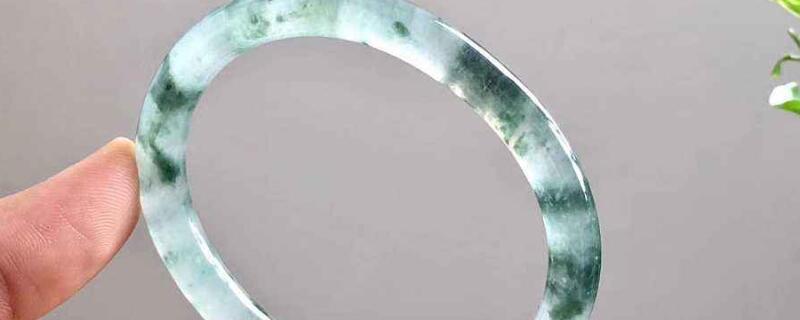 女人戴翡翠手镯的寓意