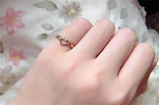 男的戒指戴哪个手指代表什么