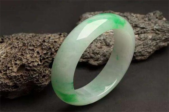 翡翠手镯怎么选