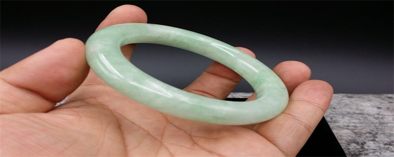 怎样选翡翠手镯
