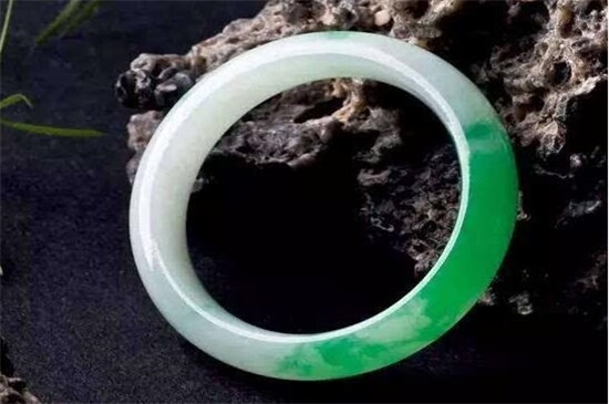 翡翠手镯有裂纹怎么办