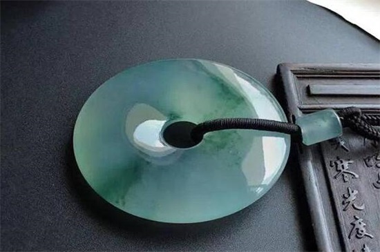 翡翠的特点与鉴定