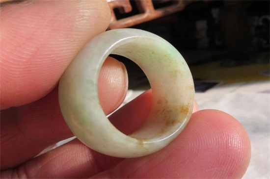 戒指卡住了怎么取下来