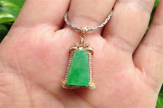 苹果绿翡翠和豆绿翡翠的区别