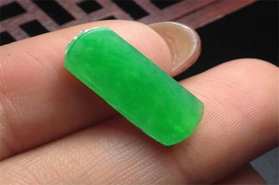 苹果绿翡翠和豆绿翡翠的区别