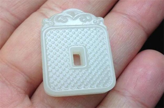 俄罗斯白玉和和田玉的区别