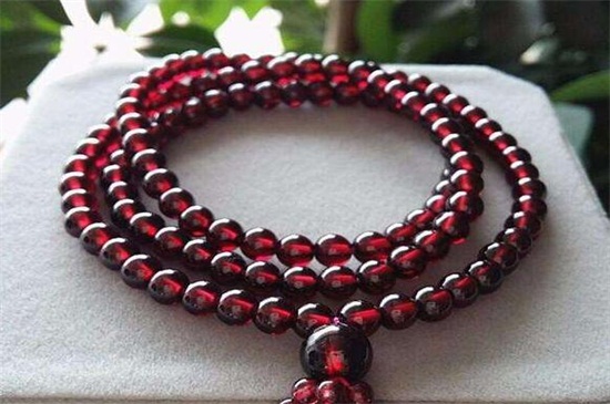 石榴石配黄金貔貅寓意