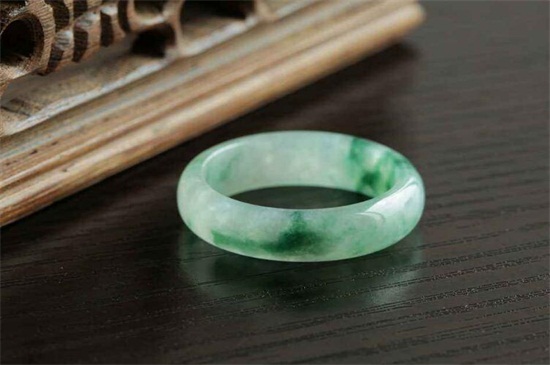 男生戒指右手中指含义