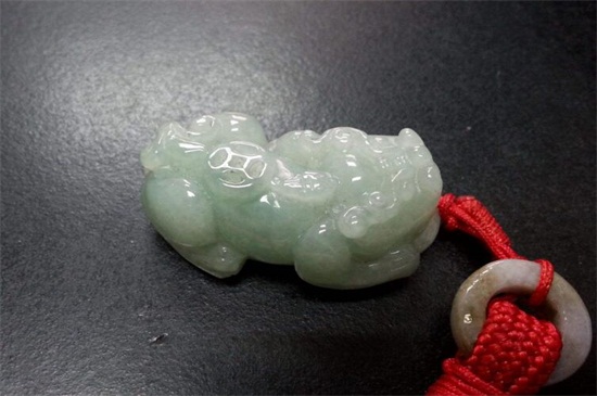 岫岩玉和翡翠的区别