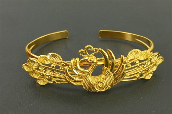 黄金适合什么年龄的女性戴