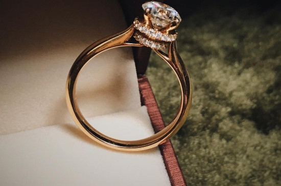 黄金出现白色斑点怎么回事