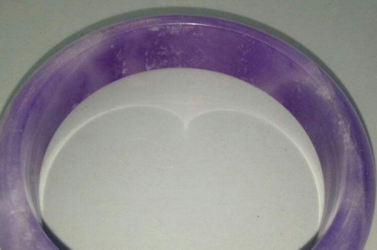 佘太玉紫罗兰手镯属于什么材质的