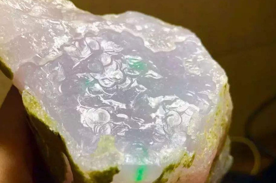 春彩翡翠为什么叫见光死