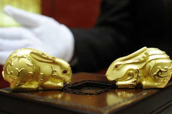 黄金首饰能和什么一起佩戴