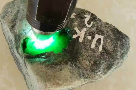 翡翠莫西沙料和木那料的区别