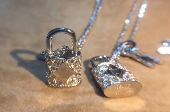 v金的戴久了会褪色吗