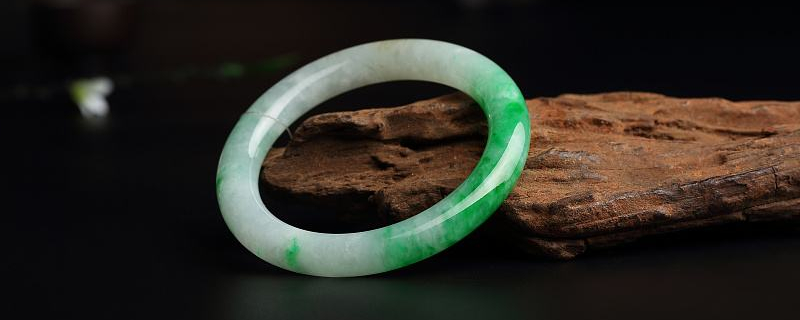 翡翠怎样保养才能水润