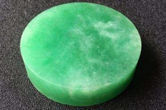 多大的翡翠原石能出手镯